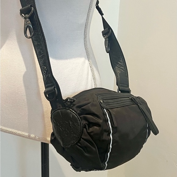 Lululemon Pedal Pusher Bag - Picture 13 of 16